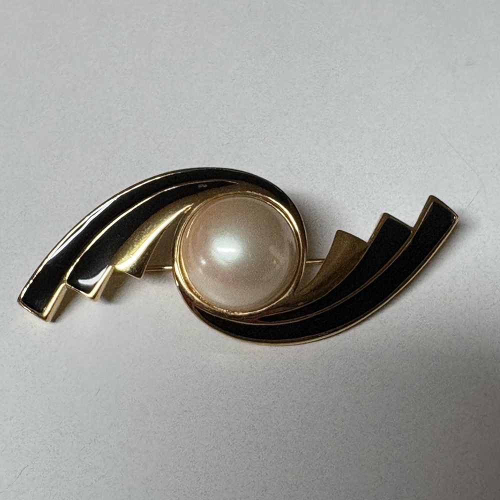 Trifari Signed VTG Gold and Black Brooch with Pearl Center